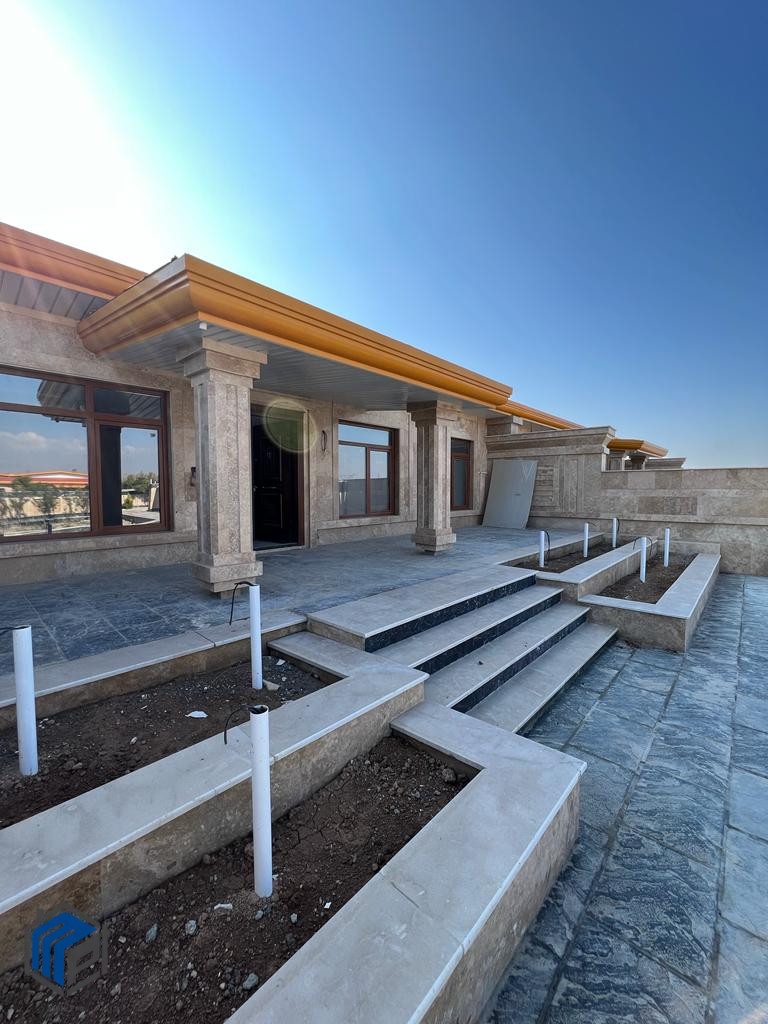 چهارباغ - شهرک کامرانیه ۶۷۰ متر زمین ۱۴۰ متر بنا